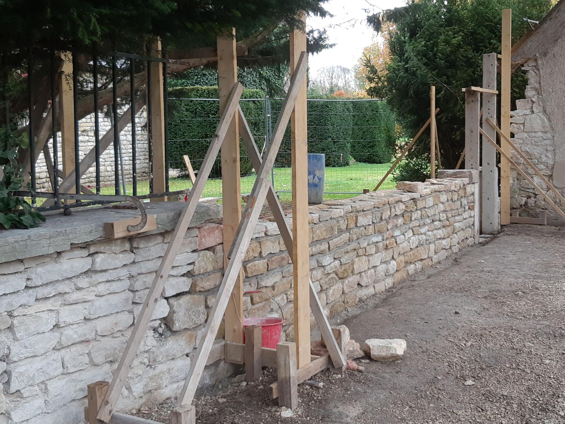 24-25 Le mur monte