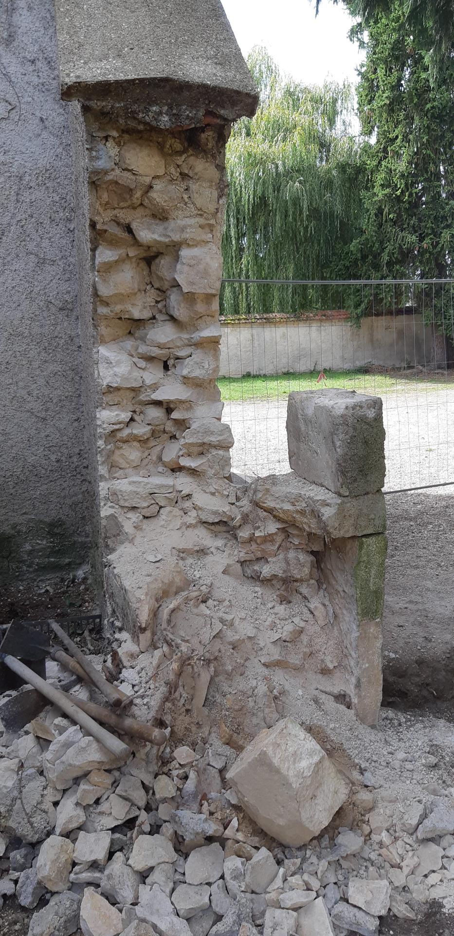 10 - Surprise du mur avec celui prolongeant la façade du porche est en mauvais état
