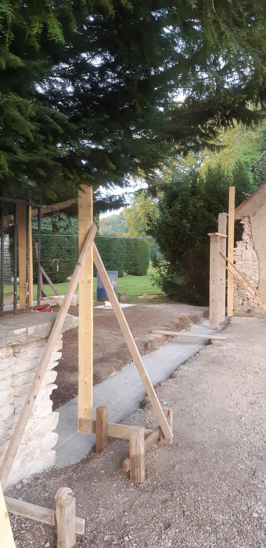17 - La fondation est terminée et les chaises commencent à être placées